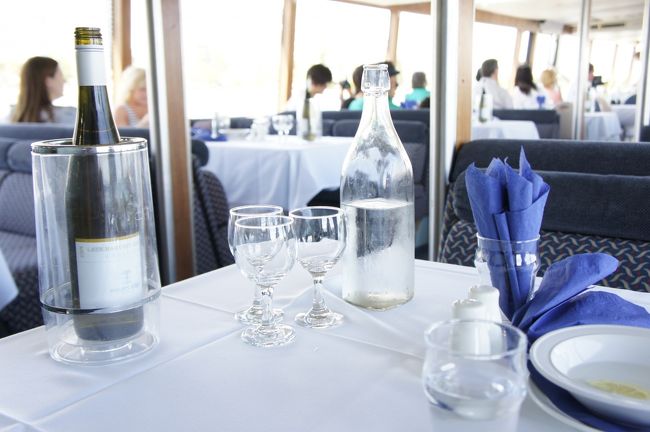 目的地のワイナリーへ行くまでの片道はワイン飲み放題でした。<br /><br />すっきりとしていて甘みがかすかに残るようなおいしい白ワインでした。