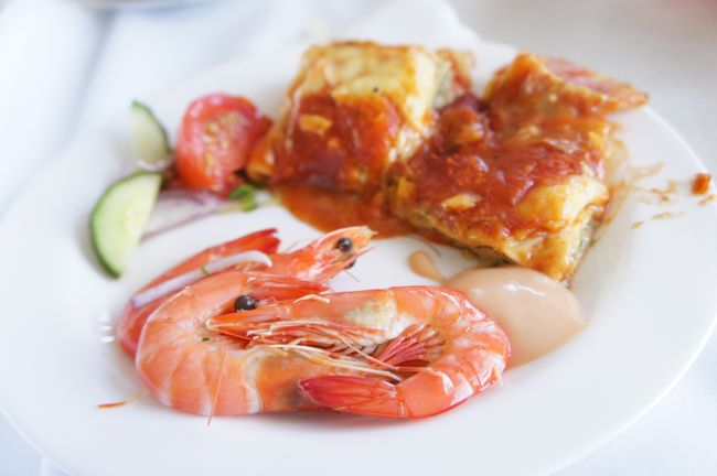 こちらのクルーズは大人1名90AUS$だったのでお昼はサンドイッチくらいかな？と期待していなかったのですが品数は多くないもののそれぞれとってもおいしかったです。シーフードもあり、ラザニアやカレーなどもありました。