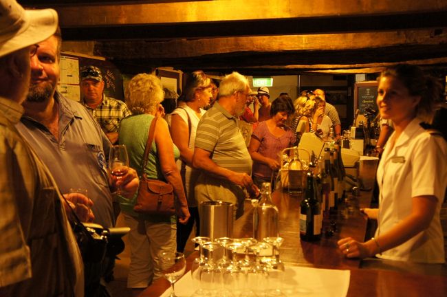 試飲は人がたくさん！でも赤ちゃん連れの私たちを見かけてみなさん「とてもいい子ね！」と気さくに話しかけてくれました。