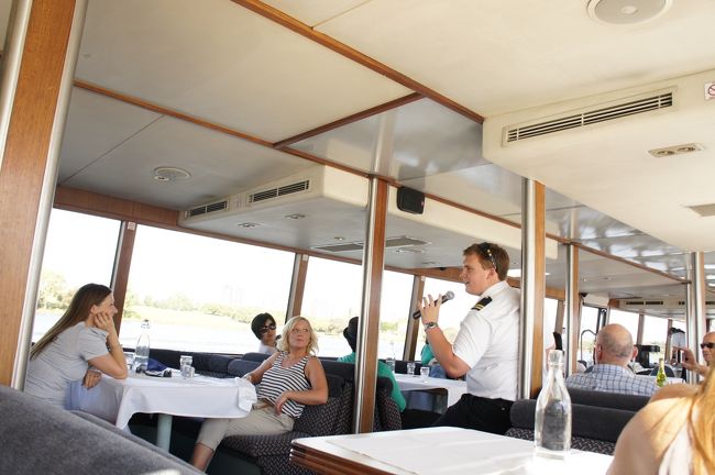 船長さんが最後にNewyork・NewyorkやSomewhere Beyond the Seaを歌ってくれました。カラオケー！？って一瞬びっくりしましたがとっても上手で、なかなかいいなぁーっておもっちゃいました。<br /><br />写真の女性二人組は6ヶ月の男の子の赤ちゃんがいて、今日はだんなさんに預けてきていたんだそうです。叫んでばかりでとてもつれてこれないけど、うちのムスメが大人しくていい子ねと話しかけてくれました。<br />