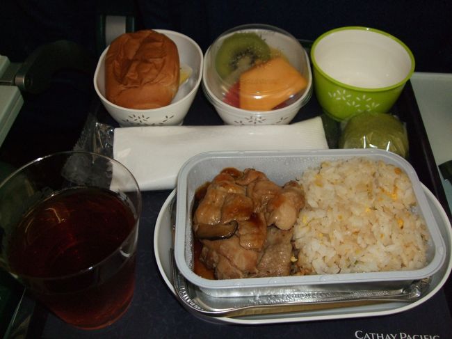 シンガポールに行くつもりが、急遽香港へ。<br />キャセイパシフィック航空にてセントレア発。<br />近いです。香港。