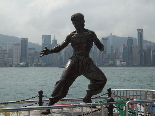 ジャッキー。<br />そういえば2日目の観光で占いに行きました。ガイドのお兄さんと仲良くなり人生相談をしながらの観光。黄大仙廟というどうやら有名な占い師さんだそうです。「今年は恋愛においていいことがない。来年からはいい年になる。帰ったら部屋の西に白い花瓶をおくといいことがある」と。花瓶はもちろん今現在もおいていません。占いではなく人生のアドバイスをされました。<br />それなりに楽しかった香港。ご飯は台湾かベトナムの方がおいしいかな（笑）