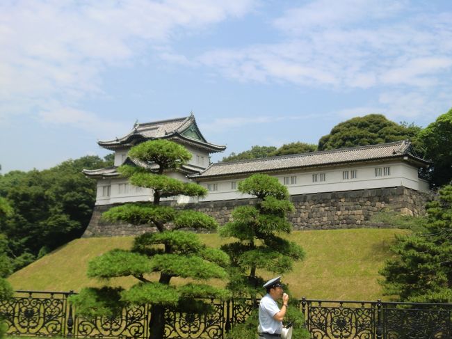 伏見櫓。<br />伏見城から移築してきたという。<br />この後、伏見城のレプリカが出てきますが、全く違うもののようです。<br />宮内庁の職員の方も汗だくです。