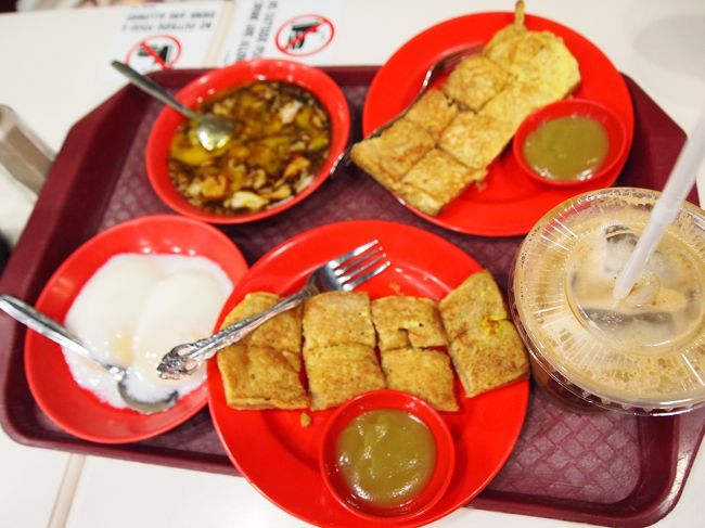 ホテルのロビーで待ち合わせをし、まずは朝食へ。<br />宿泊プランには朝食込でしたが、結局旅行中一回もホテルで食べず…（←<br /><br />1日目に夕食をとったブギス・ジャンクションの地下にある『ヤクン・カヤ・トースト』でカヤトーストの朝ご飯〜。<br />パンはただ焼いただけでなく、フレンチトーストっぽかったです。<br />そこにカヤジャムを付けて食べるんですが、カヤジャムの正体はよくわからなかったものの美味しかったです（＾＾<br />案内してくれた子は、半熟玉子に醤油（って言っても甘い）を入れ、そこにつけて食べてました。<br /><br />トースト＋半熟玉子（2個）＋コーヒーで4SGDぐらいでした。