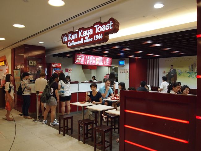 これがお店の外観です。<br /><br />数日の間に色々歩きまわりましたが、ショッピングモールやデパートには大抵入っているような気がします。<br />それだけ人気ってことですよね。<br />この日も、多くの地元の人達が入れ替わり立ち替わり朝食とってました。