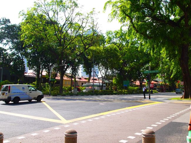 都会なんですが、緑がすごく多い…！！<br />木もいかにも（？）熱帯！という感じの木で、改めて外国来たんだな〜と実感。<br /><br />だんだんと日差しが強くなってきて、もうこの辺りから「暑い」を連発してました…。