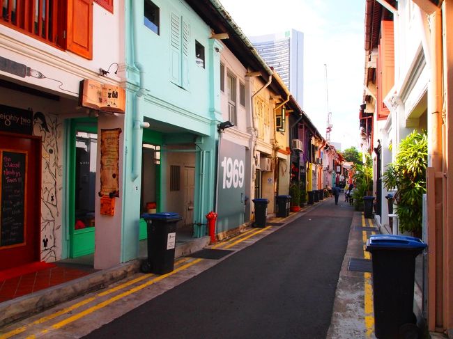 これがショップハウス…っていうやつですか…ね？？<br />建物1軒、1軒がカラフルですごくかわいかった…！！<br /><br />ところどころ古い建物もありますが、改装して若者向けのお店にしてある感じでした（＾＾