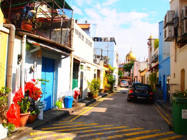 路地裏のような通りをてくてく。