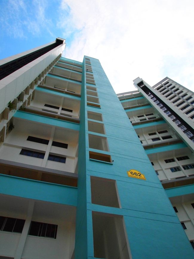 リトル・インディア駅で降りて、散策開始！！<br /><br />「普通のシンガポール人はHDBという、こういう建物に住んでますよ」と教えてくれたので、とりあえずパシャリ（笑<br />で、HDBの下や近くにはホーカーがあって、住んでいる人たちはそこで夕飯を食べたりするそうです。<br />へー…！！！！！