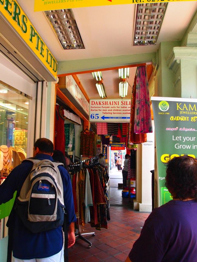 外は暑いですが、店の前にはこんな感じで日をよけれるようになっているので、思いの外街歩きはラクでした。