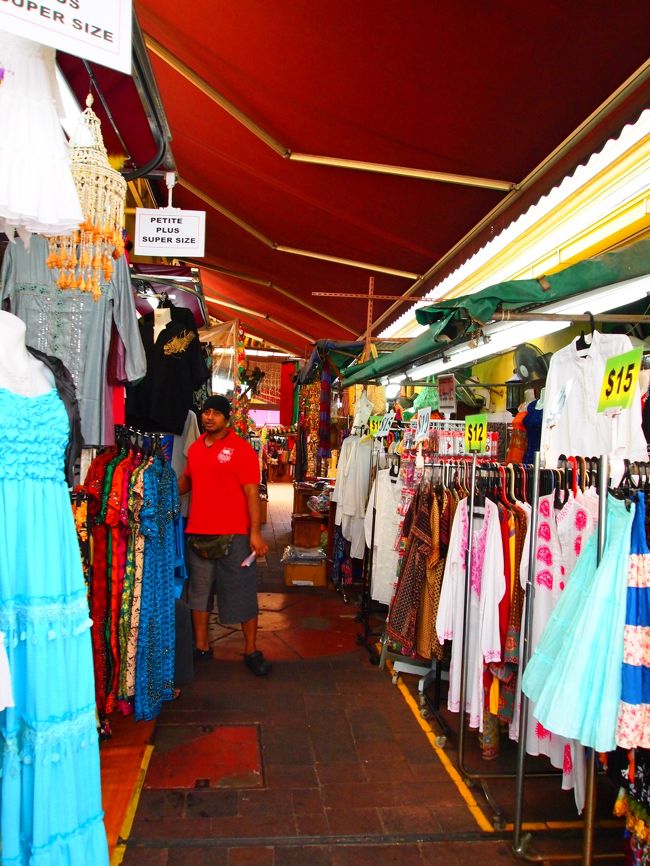 こっそり盗撮するハズが、うっかりお兄さんに見つかる（笑<br /><br />そして、商売している人ってやっぱり何人かすぐわかるんですね。<br />「イラッシャイ！ヤスイヨ！！」って声かけられた…。