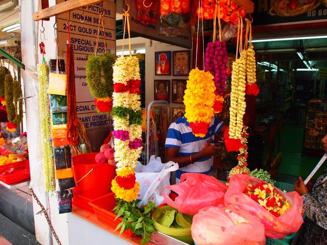 これまた盗撮（←<br /><br />色んなお店でこの花の首飾り売ってました。<br />夜になると花が開いて、いいにおいがする…だったような…。