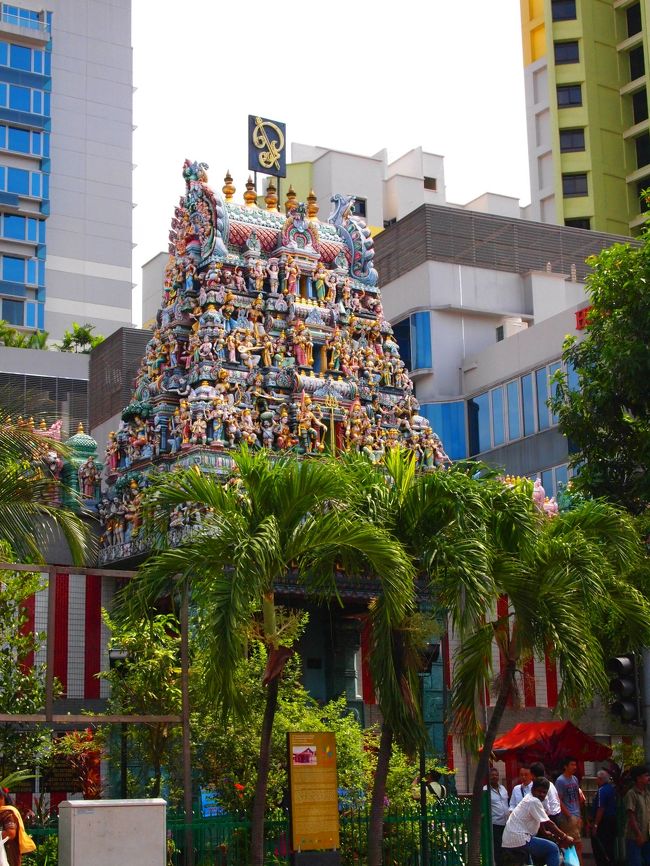 スリ・ビーラマカリアマン寺院。<br />ヒンドゥー教のお寺を初めて見ました。…上にいっぱい人やら何やらが乗ってる…。これが全部神様？？