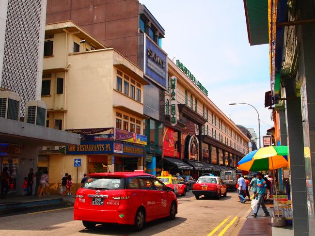 てくてく歩き、ムスタファセンター到着！！<br />最初、「ムスタファセンター行きたい」と、案内してくれているSちゃんに言ったらムスタファに行ったこと無い…と。<br /><br />夕方、Sちゃんの家族と合流した時に『ムスタファ行った』話で家族全員盛り上がってました。中華系のシンガポール人だからですかね？あまり行かない場所のようでした。<br /><br />外国行って、観光と同じぐらい好きなのが地元スーパーめぐり（笑）なので一人テンションあがって満喫しました（笑<br /><br />バラマキ土産調達にはもってこい…みたいなことがガイド本には載ってますが、食べ物等は小分けになっていないことが多いのでちょっとそこは不便かな…と。<br />（確か）２階にあるお土産ものエリアは、結構品ぞろえ良くてよかったです。10cmぐらいのマーライオンがついたボールペン（結構重い…）が職場では大好評でしたv