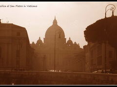 
ご自分の誕生日の守護聖人は、

　　　　みつかったでしょうか？


それぞれの英語表示やまだまだ載せたい絵画もありましたが、なかなか大変なのでこの辺で失礼したいと思います。　読んで下さった皆様、ありがとうございました。

※「聖人」に関するｗｅｂ（例）
　http://www.catholic.org/saints/
　http://en.wikipedia.org/wiki/General_Roman_Calendar

※「聖人」というものを普段考えなくても
　ここだったら多少意識して旅行するかもしれない、
　と思い「ヴァチカン」をこの旅行記のエリアにしました。

※最後３枚の写真はパスクア（Pasqua/Easter 復活祭）
　前のヴァチカンを旅した時のものです。

　ピサ〜フィレンツェ間の列車の中で、
　カナダからのトラベラーと会いお話したのですが、
　彼らは、
　「これからヴァチカンに向かうんだよ。」
　と話していました。
　私は、「きっと復活祭に合わせてきたのね・・」
　と、心の中で思いながら、
　楽しいおしゃべりの時間を過ごしたりしました。

　また、復活祭前の時期ということもあり、
　サン・ピエトロ大聖堂の中や外には沢山の椅子が
　並べられ、数日後の準備がされていました。

　ヴァチカン博物館には予約なしで午後訪問しましたが、
　全然並ばずにエントランスまで辿り着けて拍子抜け。

　この旅行記内でも載せた 『最後の審判』 はやはり圧巻です。

　ミケランジェロをチャールトン・ヘストンが演ずる
　『華麗なる激情』という映画を見ていくのも良いと思います。
　
　もし未見であれば、イタリア（美術）旅行の前に
　『ダ･ヴィンチ　ミステリアスな生涯』や
　『ブラザー・サン シスター・ムーン』
　等を見ていくのも良いと思います。


　　　　　　　　　　　　　　　　　　　【　完　】