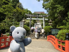 朝８時半に山口市を出発。
途中、日原の道の駅で休憩後、最初の見学地は高津柿本神社です。
柿本人麿（通常は柿本人麻呂と表記するようですが神社は人麿表記）を祀っています。

こちらで、益田観光ガイド友の会の会長さん方と合流です。