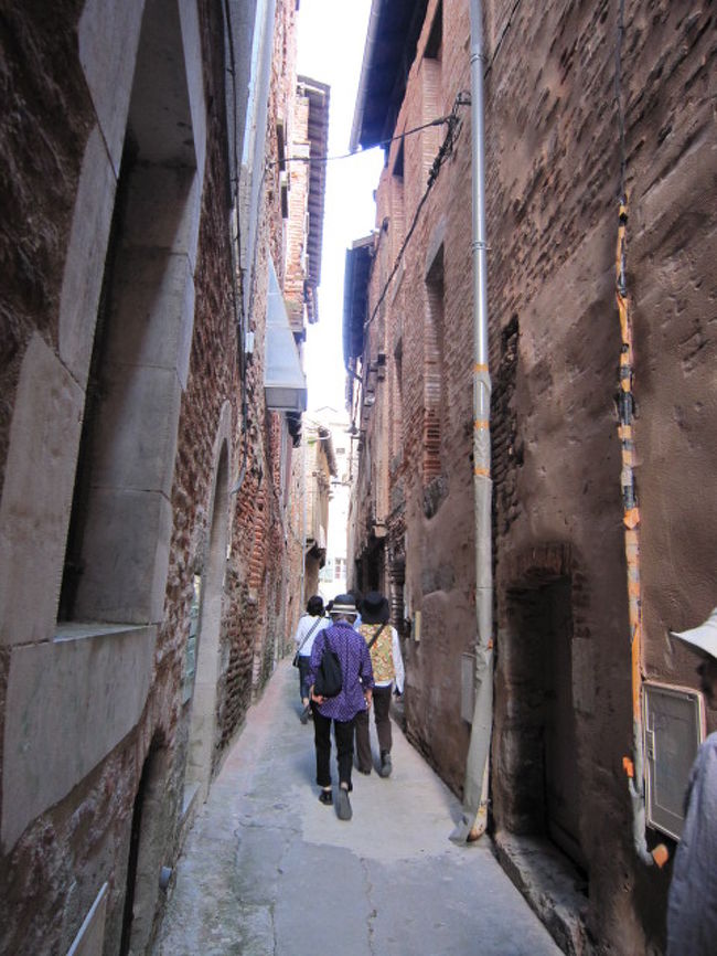 木組みの家を見物しながら<br />こんな細い路地を通って<br /><br />