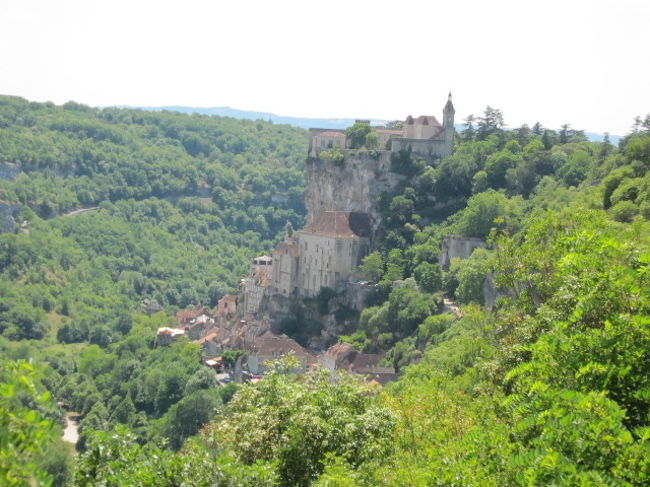 アルズー渓谷に寄り添うように佇む村<br />ロカマドールへ