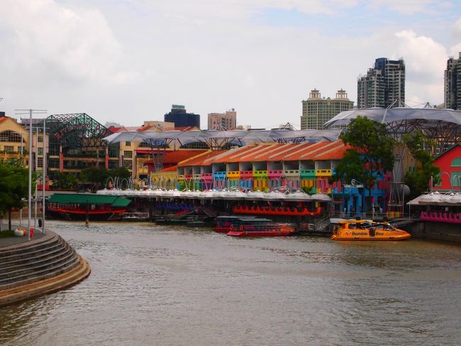 カラフルで可愛い！！<br />この辺りは、ナイトスポットとして有名だそうです。<br />色んな国の料理のレストランがあって、お酒を飲みに〜というのじゃなくても十分楽しめそう。<br />昼間は準備中のお店も多く、人もあまりいない感じ。