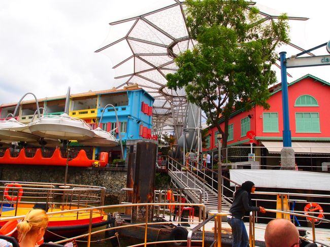 ちょっと待って、リバークルーズ出発です♪