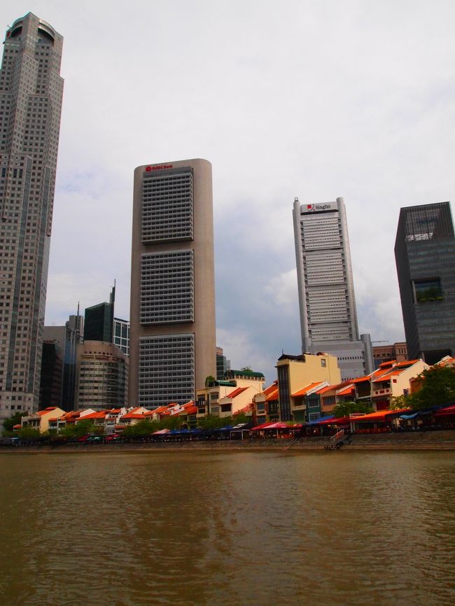 乗船しはじめはムービー撮ってたので写真無しです…。<br />手前の低い建物と高層ビルとの対比がなんとも。<br /><br />低い建物といっても3階ぐらいはあるので、低いわけでもないんですが。<br />Sちゃんが言うには、隣の家より高い家を建てたくて競ってどんどん家が高くなっていった…らしいです。<br />『負けず嫌いなんだね（笑）』と言ったら、『そうですね…シンガポーリアンは負けず嫌いかもしれないですね。…あぁ、プライドが高いのかも。』と苦笑してました^^;