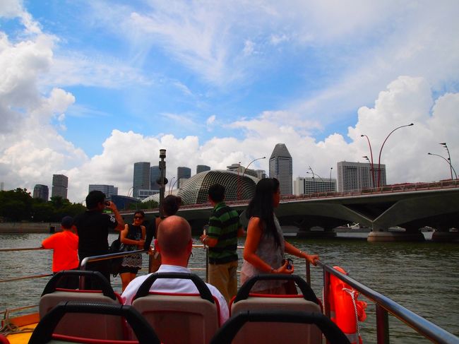 ドリアン・ドーム。<br />シンガポール人は、日常的にドリアを食べるらしく『すっごいおいしいですよ』と勧められました…。<br /><br />絶対無理だ…！！！！！<br /><br />きっと、これって納豆が美味いという日本人とそれを『あいつらは何つうもんを食ってんだ！』と思う外国人の感覚と一緒なんだろうな…と思いました。<br />うん…だったら、納豆は無理に勧めちゃいけない（←