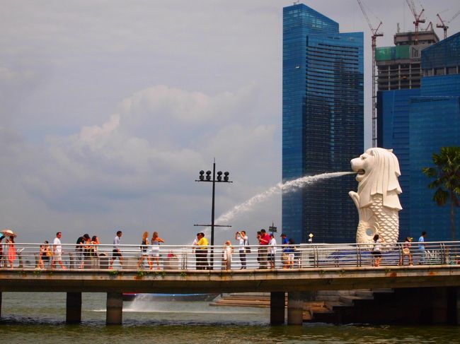 シンガポールっていったらコレ！！<br />マーライオン！！<br />世界ガッカリ３大スポットだ〜とよく聞きますけど、そんなこと無いけどなぁ…。ハードル下がった状態で行ったからかなぁ…？？