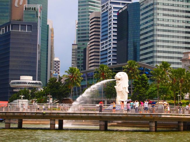 はーい！マーライオンさん、こっちの角度も一枚お願いします〜！！（違