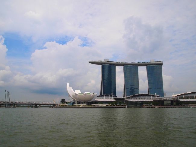 マリーナ・ベイ・サンズ。<br /><br />本当…この建物何なんでしょう…（笑<br />すごく…奇抜…です…