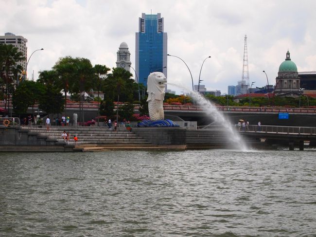 飽きもせずにマーライオン。