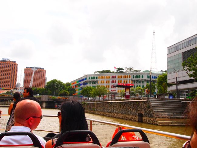 リバークルーズ終了〜。<br /><br />画面中央の窓の色がカラフルな建物は警察？関係の建物だそうです。<br /><br />そして、ここ…『でる』らしいです…。<br /><br />Sちゃんの友人で霊感が強い子が『ここはヤバイ』って言ってたらしく…。信じるかどうかはあなた次第…！！！！！（何