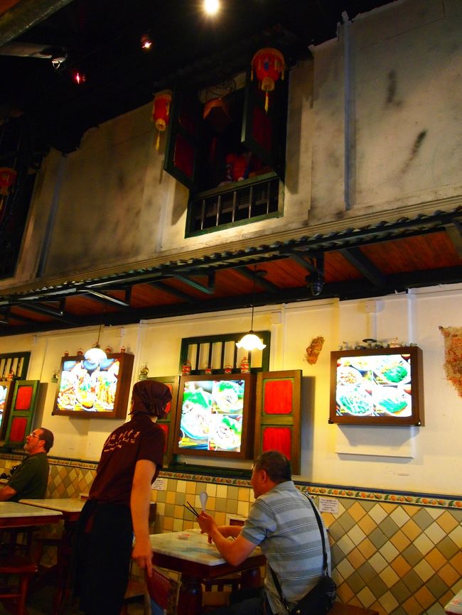 昼食はガイド本に載っていたソンファ・バクテーへ。<br /><br />店内は中華風のレトロな感じ。