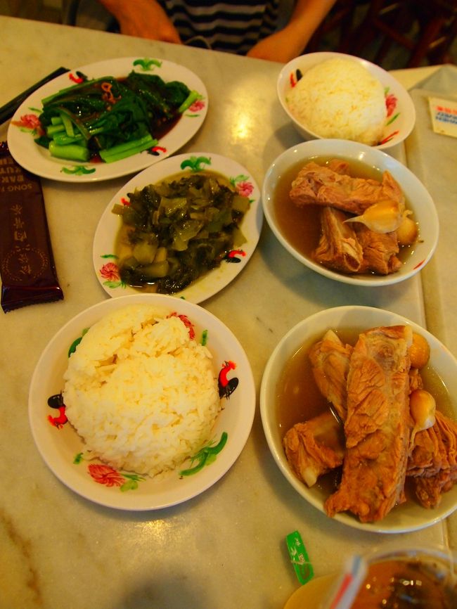 キタキタキターーーーー！！！！！！( ﾟДﾟ)<br />画面左奥が空芯菜（ウロ覚え）の炒め物、その手前にあるのは名前忘れたんですがちょっと酸味のある味…日本の食べ物だと高菜が近いのかな？？（高菜とも違うんですが）どっちも美味しかったです！