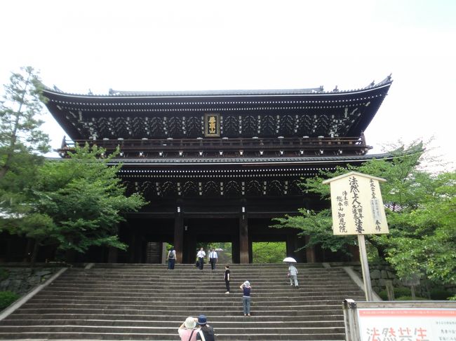 三門。<br />木造の門としては世界一だそうな。