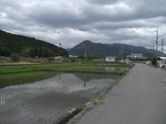 のどかな田園風景の中を走ります。
どんよりとした曇り空でしたが、自転車で走るには正直これぐらいがちょうど良いです…。
晴れた方が景色はいいですが、暑くてたまりません。

このあたりから西へ向かうと、砥峰高原や峰山高原があります。
映画『ノルウェイの森』のロケ地になった場所で、一度行ってみたいとは思っていますがチャンスがありません。