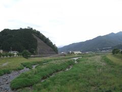 竹田駅付近から、走ってきた円山川沿いの道を振り返って撮影。
いつの間にか、（良い意味で）何もないこんな場所まで来てしまいました。