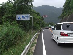 しかしゴールまではまだ30km以上あります。
和田山駅付近で国道9号と合流しますが、交通量の多さを嫌って側道へ。
しかし、この側道が狭いし交通量多いしで最悪。
高砂から80kmぐらい走っていて体力も落ちているので、集中力を欠くと危ないです。