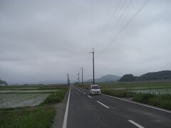 さて、出石へ向かうには八鹿駅近くの道を右折して山越えをするのが最短ルートです。
しかしずっとアップダウンの連続で体力を消耗していたので、遠回りでも平坦な方がいいと判断し、敢えて国道482号線経由で回り込むように南下するルートを選択。

目の前に続いていたのはこんな農道。
ホントにこの道で合ってるのか？と当然疑問に思うわけですが、合っていました。