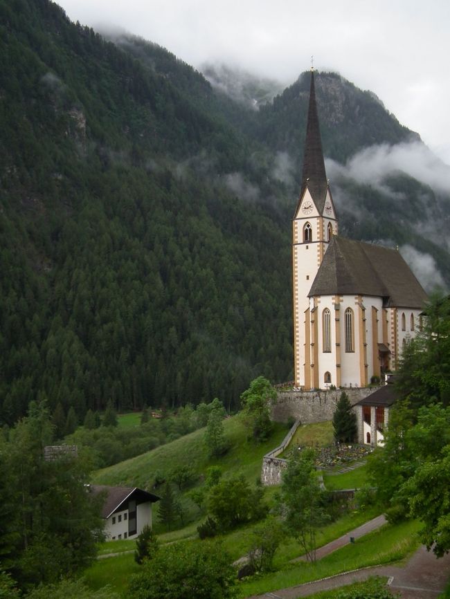 　見よ、これがかのSt. Vinzenz教会なるぞ。この景色はいくらでもポスターや絵はがきで見たことがありますが、この地方にやってくると教会の尖塔がこのように鋭く長く尖っております。<br /><br />　小学校の頃、こんな具合に鉛筆の芯を尖らせる輩がおりましたが、主にそれは女子でございましたな。なんちゅうことをするんだろうと不可思議に思っておりましたことを思い出すわけです。