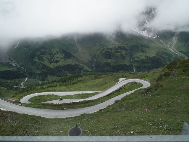 　実はこれは反対側の下り道ですが、こんな具合の「アルプス山岳道路」なるものをぐいぐいと上がって行くと、Franz-Josefs-Hoheフランツ・ヨーゼフ・ヘーエ、まぁいってみればフランツ・ヨーゼフ記念峠に到着するわけです。なんでこんなところにあがってくるのかというと、ここに来ると遙かにオーストリアの最高峰、3798mのグロースグロックナーを望み、また眼下には氷河を見ることのできる絶景を楽しむことができるっつうわけです。