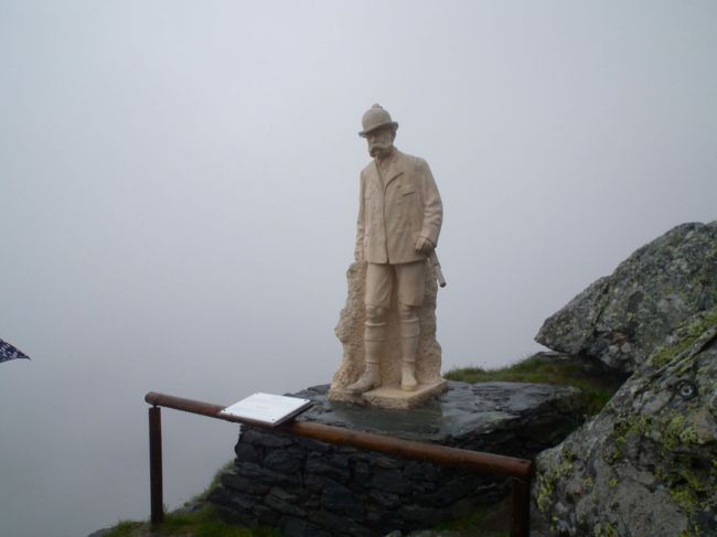 　ところが、なんたるチア、サンタルチア。到着してみると辺り一面真っ白な霧でございます。<br /><br />　本日の表紙に掲げてある写真は、あのクリスタルガラスの大ブランド、スワロフスキーが寄贈した展望台の中にあるディスプレイですが、その先までやってきて、かの大皇帝、フランツ・ヨーゼフ像に相見えるも、彼はひとり寂しく白い霧の中に立ち尽くしているのでした。<br /><br />　ここに至る道もようよう傘を差して到着したものの、どうしても霧が晴れず、雨もやまないので、引き返し始めた、その時のことでした。<br /><br />　突如として風はより強くなり、雨もより強くなり、私達は傘を差していても吹き飛ばされそうな状況で、道も間違えそうになったりして、ようやくパノラマレストランに到着。<br />　びしょびしょです。寒くて寒くて、濡れた服のまま、皆さん暖房のまわりにはりついて身体を温めます。<br /><br />　ホット・チョコレート（といってもスイスやこちらではいってみればココアですが）を買ってみるものの大して熱くもなく、いや、えらい目に遭いました。