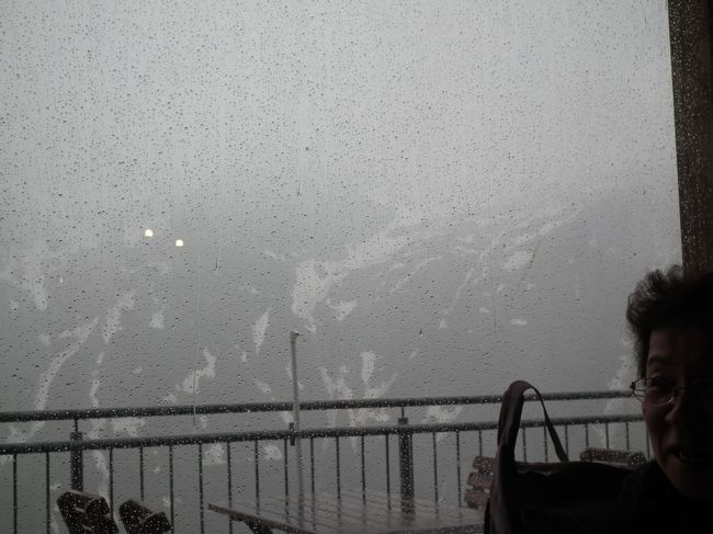 　やることもなくなったあたりで昼飯になりました。すいとん入りのコンソメスープがでましたが、これは絶対になにかの間違いで、大失敗しちゃったのに相違ないという位にしょっぱいのです。お湯を貰って慌てて薄めても、それでもしょっぱくて呑めないのです。<br /><br />　あとでわかったのですが、チロル地方や湖水地方は総じて味が濃いし、岩塩がでるせいか、そしてかつては塩はまさに金に勝という位の値打ちもんでしたから、これがごちそうなんだと知れました。<br /><br />　それにしても人間の限界っちゅうもんがあるですな。まいった、まいった。<br /><br />　そうこうするうちに、ふと気がつくと外の霧が何となく晴れてきているようなあんばいです。