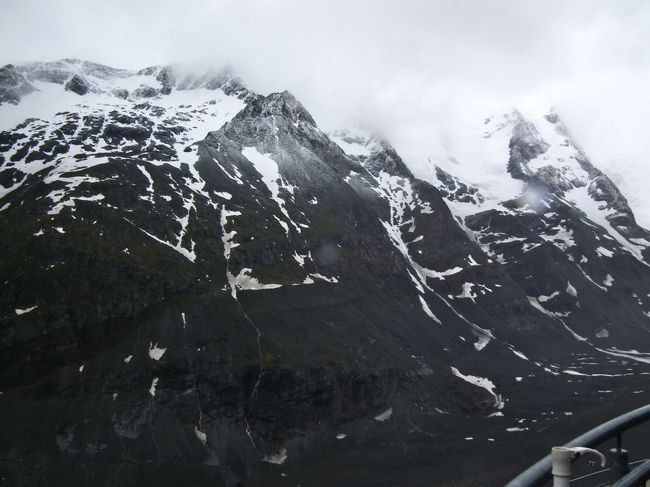 　みるみるうちに霧が上がって行きます。気がつくともう雨は降っていません。さっきのあの嵐は一体何事だったのかという位のものです。<br /><br />　さ、いきましょう！とみんなで先ほどのスワロフスキーを目指します。