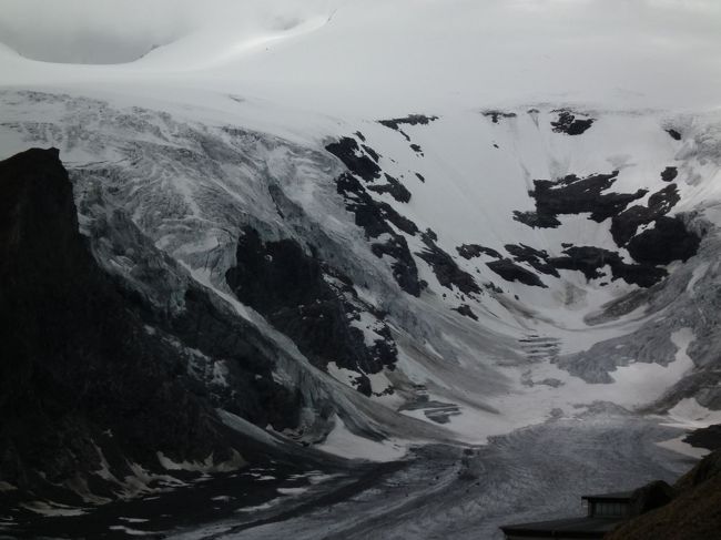 　するとどうでしょう、眼下遙かには氷河が拡がっています。なにやら水の音が聞こえていたのは氷河から流れ出る川だったんです。