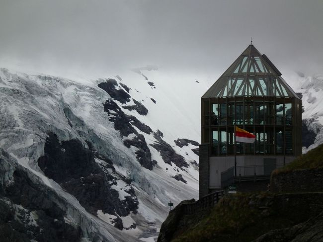 　そうそう、これが先ほどは写真に撮れなかったSWAROVSKYの展望台です。どうでしょう、賛否両論なのはわかりそうな気がしますね。え？そんなことはない？センスが良いじゃないか？ま、それぞれの好き嫌いかも知れません。フフフフ、大人の対応なのだ。