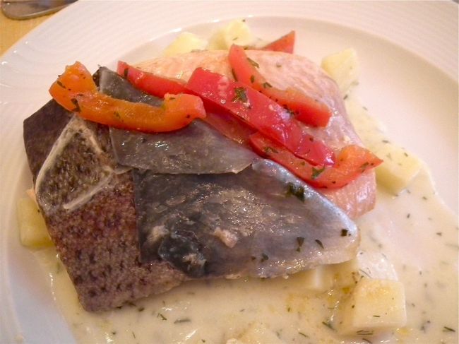 　ホテルでの夕ご飯はメインがアトランティック・サーモンのソテー、レオンバターソース添えでございまして、結構なお味でございました。山の中でサーモンというのも如何なものかという気がしますが、なぁに、日本にだってチリやノルウェー、スコットランド、アイスランドから運ばれてきております。