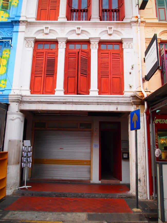 すごいにぎわっている通りに突然寂しい感じの建物が…。<br />何か気になって撮ってしまいました。