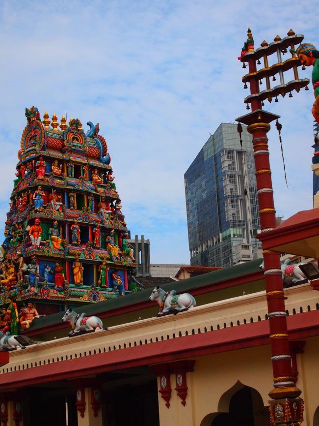 少し歩くと見えてきました、スリ・マリアマン寺院。<br />やっぱり上にたくさん神様（？）がいらっしゃるんですね…
