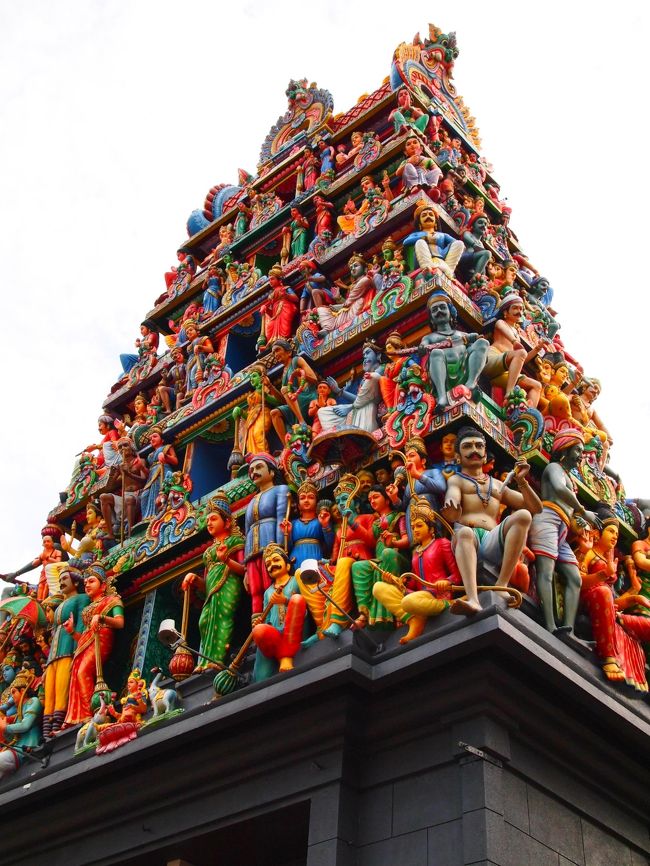 別角度から屋根をもう1枚。<br />空は青くキレイだったんですが、逆光がきつくて露光あげたら空の色が飛んでしまった…。<br />写真の勉強もっとしなくちゃな…