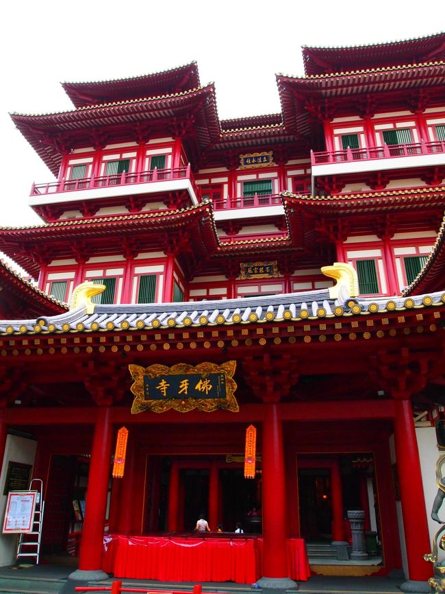 歩いていたら、なんかでっかいお寺が…。<br />朱色がものすごく目をひきます…派手…